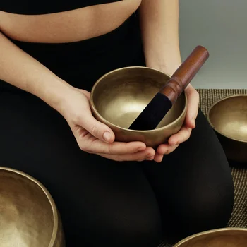 Непальская поющая чаша ручной работы с деревянным молотком для релаксации, пения и медитации