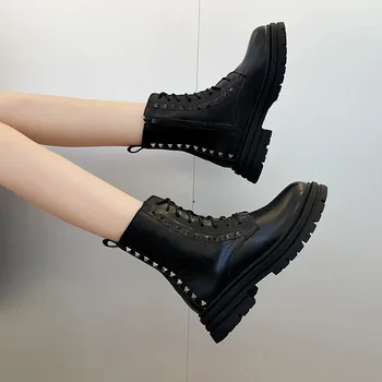Женская обувь с заклепками, Новинка 2023 года, Черные Матовые женские ботинки, Зимние Мотоциклетные ботинки с высоким берцем на шнуровке, Нескользящие ботинки на платформе и молнии