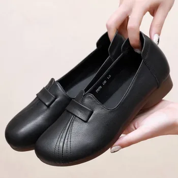 2023 Новая осенняя женская обувь Модные повседневные женские кожаные туфли на плоской подошве Женские слипоны Удобная Черная рабочая обувь на плоской подошве
