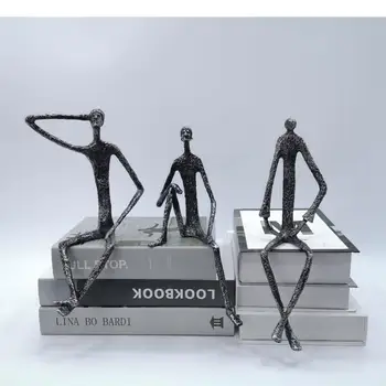 Креативная абстрактная металлическая скульптура человека, Чугунный Черный Человек, Украшение для рабочего стола, украшение для гостиной, художник по современному домашнему декору